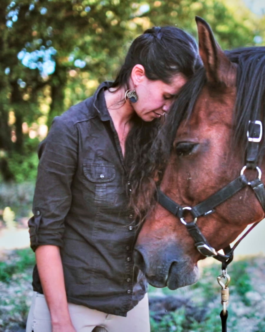 Oriane et un cheval, front contre front